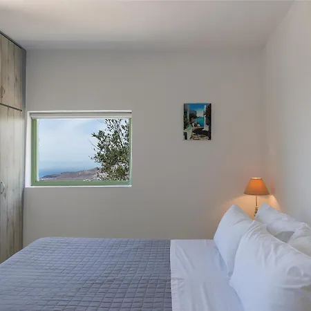 - Sleeps 4 - Parking - Sea View Apartment *